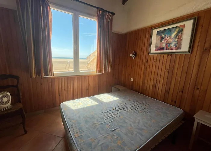 Spacious House In Front Of The Sea Of